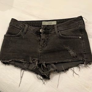 Frayed black jean shorts